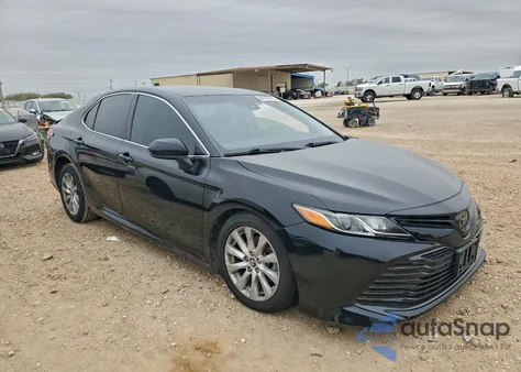 2020 Toyota Camry Le z USA, uszkodzony, nr VIN 4T1C11AK4LU863389